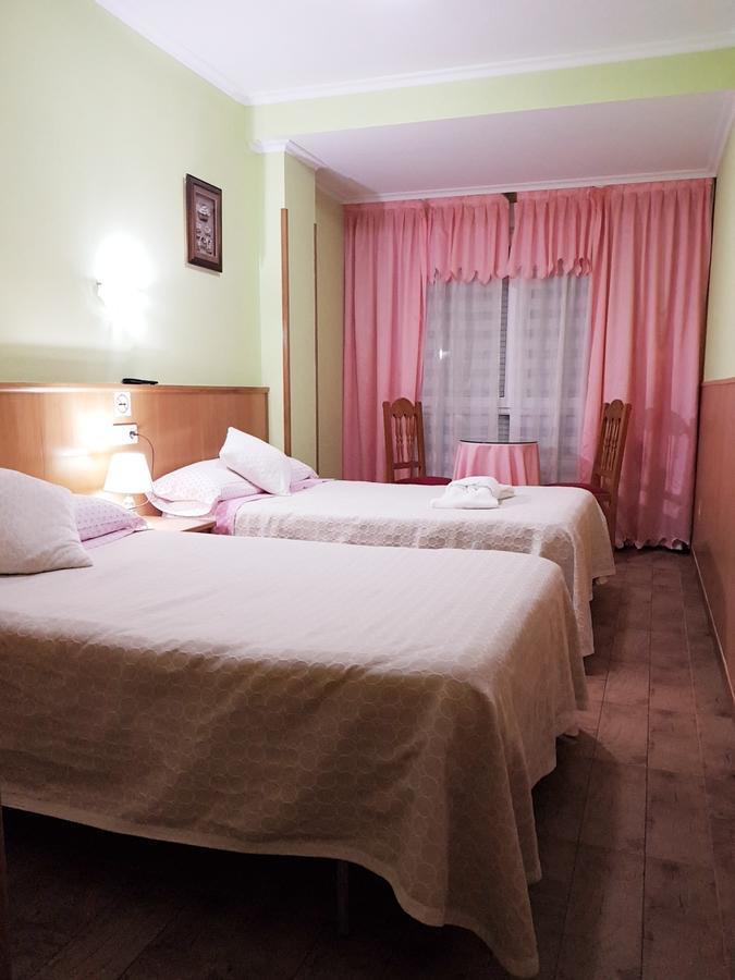 Hostal Ponte Dos Santos Ribadeo Exterior photo
